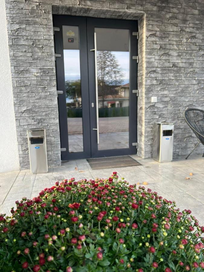 Stef Rooms Tirgu Frumos Exterior foto